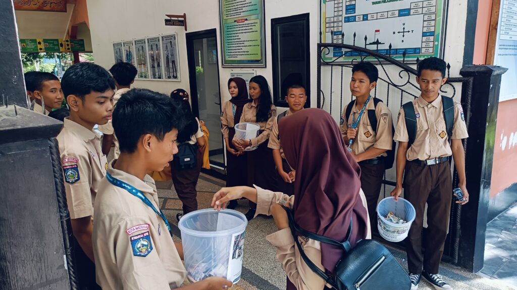 Peduli Sesama, SMA Negeri 6 Mataram Galang Dana Untuk Banjir Bandang Sumatera
